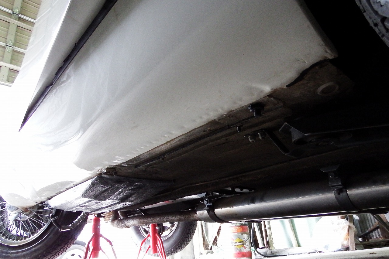 運転席下後方から